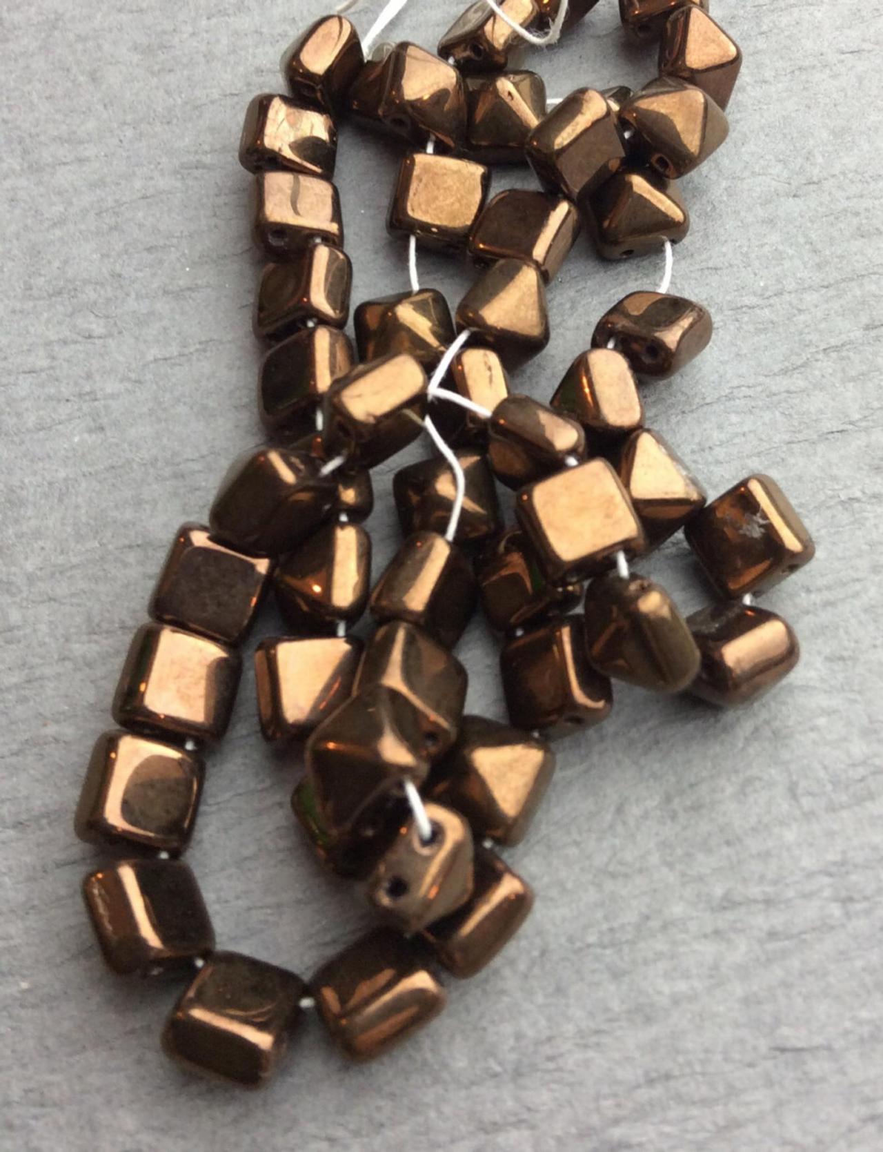 Strand Of 25 Mini 7x7mm 2-holed Pyramid Beads In Dark Bronze Metallic
